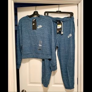 Nike Vintage Sweatshirt & Capri Sweatpants Outfit